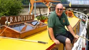 Günther Mickan auf seinem Hausboot.
