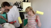 Jasmin und Maik wollen das Zimmer von Sohn Lennox renovieren. Heute möchte die Familie gemeinsam die Wand streichen.