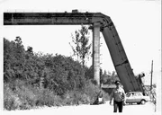 1973 st&uuml;rzte ausgerechnet zum Jahrestag des Mauerbaus am 13. August ein Teilst&uuml;ck einer hochmodernen Br&uuml;cke in Zeulenroda ab. Vier Bauleute kamen ums Leben. Obwohl der Chefkonstrukteur am Einsturz unschuldig war, strengte die Stasi wegen seiner "politisch-negativen Grundeinstellung" einen Schauprozess gegen ihn an.