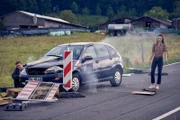 Julians (Ben Münchow, l.) Versuch, Marie (Tinka Fürst, r.) bei der Suche nach dem entflohenen Ernst zu helfen, geht mächtig schief. Er setzt das Auto krachend gegen ein Verkehrshindernis.