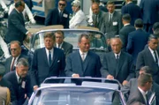 Präsident Kennedy, Willy Brandt und Konrad Adenauer in einer Autokolonne auf der Fahrt durch Berlin, 1963.