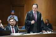 Staatsanwalt Storari (Sergio Romano, 2.v.r.) bringt den Angeklagten mit seinen Fragen aus dem Konzept. Chloes Anwalt Francesco Pesce (Lorenzo Richelmy, 2.v.l.) hört aufmerksam zu. (Komparsen im Bild)