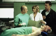 Dr. Robert Kolmaar (re: Ulrich Mühe), seine Kollegin Dr. Judith Sommer (Mi: Gesine Cukrowski) und Kriminalhauptkommissar Joe Hoffer (li: Jörg Gudzuhn) vermuten, dass Hans Gigmann (liegend: Winfried Stahlke) unter Fremdeinwirkung von seinem Balkon fiel.