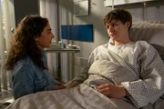 Luisa Wagner (Hannah Gharib) steht Vinzent Neum&uuml;ller (Tom B&ouml;ttcher) nach seiner Diagnose bei.