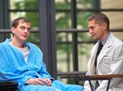 Dr. Kaminski (Udo Schenk, rechts) versucht etwas verhalten ein Gespräch mit Fabian Althaus (Daniel Krauss) zu führen. Daniel ist Kaminskis Sohn, mit dem er offensichtlich seit langer Zeit kein Gespräch mehr geführt hat. Fabian kann seinem Vater nicht verzeihen, dass er bei dem Unfall, bei dem Kaminskis Frau und seine Tochter gestorben sind, nur ihn gerettet hat.