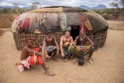 Survival-Spezialist Hazen Audel (2.v.r.) besucht im Herzen von Kenia die Samburu, ein mutiges Volk, das trotz aller Schwierigkeiten in der Wildnis seit Jahrhundert besteht ...