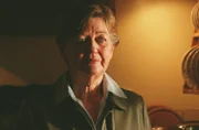 Lorna Hastings (Sandra Voe) weiß, wie tief die Wurzeln des Dorfkrieges in die Vergangenheit reichen.