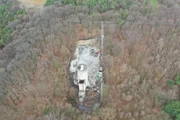 Der alte Kohlenschacht "Polsum 2" bei Marl wurde samt Förderturm abgerissen. Auf der entsiegelten Fläche wächst heute ein Laubwald.