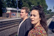 Sind sie zu spät? Julian (Ben Münchow, l.) und Marie (Tinka Fürst, r.) kommen völlig außer Atem am Bahnhof an, doch von Ernst fehlt jede Spur.