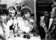 Von links: Christa Haselbeck (Bettina Redlich), ihr neuer Freund Mischa (Marco von Pfetten), Ilse Kugler (Ilse Neubauer), Costa Doganis (Janis Kiriakidis) und Martha Haselbeck (Veronika Fritz) stossen"Bei Giancarlo" auf ihre Freundschaft an.