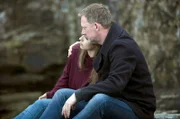 Perez (Douglas Henshall) tröstet seine Stieftochter Cassie (Erin Armstrong).