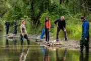 Billie Curio (Sina Reiß, l.), Katharina Hahn (Bianca Hein, M.) und Arthur Bauer (Gerd Silberbauer, r.) am Fundort der Leiche.
