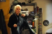 Theresa (Ursula Erber) hat die Löcher in Floris Designerjeans gestopft.