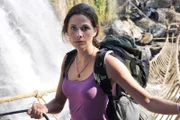 Rosa Langner (Ellenie Salvo Gonzàlez) führt eine Trekking-Gruppe durch den Dschungel und zeigt den Teilnehmern, wie sie gefahrenlos den Wasserfall überqueren können.
