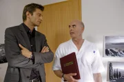Für Kommissar Sven Hansen (Igor Jeftic, l.) gehört Pfleger Hartmut Eckart (Ludwig Boettger, r.) zum Kreis der Verdächtigen.