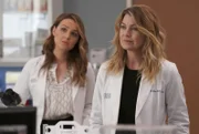 Treffen sich mit der Besitzerin des Patents für das Polymer: Jo (Camilla Luddington, l.) und Meredith (Ellen Pompeo, r.) ...