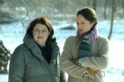 Trixi findet es seltsam, dass Stadlbauer wie ausgewechselt ist. Von links: Monika Vogl (Christine Reimer) und Trixi Preissinger (Doreen Dietel).