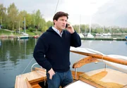 Florian (Francis Fulton-Smith) verbringt die meiste Zeit allein auf seinem Boot, wo er nur in dringenden Fällen Anrufe entgegen nimmt.
