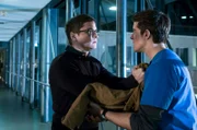Elias (Stefan Ruppe, l.) glaubt, Ben (Philipp Danne, r.) habe nur seine Schicht übernommen, damit er die Herz-OP für seinen Katalog bekommt ...