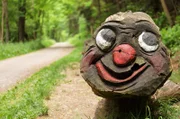 Im Wald bei Oberotterbach hat Holzkünstler Volker Dahl ein außergewöhnliches Paradies für Wanderer geschaffen: Der Waldgeisterweg ist 2 Kilometer lang und gesäumt von phantasievollen Gnomen, Tieren und Waldgeistern.