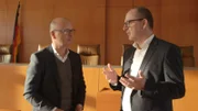 Von links: Wissenschaftsmoderator Karsten Schwanke und Prof. Dr. Christian Hesse im Verhandlungssaal des Bundesverfassungsgerichts in Karlsruhe.