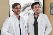Biologe Rolf Speyer (Andreas Nickl) und Klinikleiter Dr. Thorsten Friedrichs (Manuel Rubey, r.) lernen ihre neue Rechtsberaterin kennen.