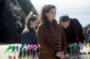 ARD Degeto MORD AUF SHETLAND - EIN UNHEIMLICHER BESUCHER, "Shetland - Series 3", am Sonntag um 21:45 Uhr im ERSTEN. Kate (Neve McIntosh, vorne), Cassie (Erin Armstrong) und Alan (Gerard Miller) bereiten eine Gedenkfeier am Strand vor.