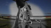 Squadron Leader James Lacey DFM steht am Propeller einer Hawker Hurricane.