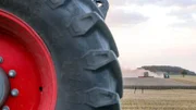 Trecker, Typen, Erntezeit – die vierteilige Serie zeigt die Arbeit von Landwirtinnen und Landwirten, einer Lohnunternehmerin, Landmaschinenmonteuren und der Polizei. Wegen des ständigen Regens beginnt die Weizenernte in diesem Jahr spät. Eine Herausforderung für alle Beteiligten.