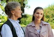 ARD STURM DER LIEBE FOLGE 1342, am Montag (01.08.11) um 15:10 Uhr im ERSTEN. Hildegard (Antje Hagen, l.) ist begeistert von Evas (Uta Kargel, r.) Idee, für Markus' Genesung 1000 Papierkraniche zu basteln.