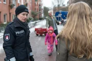 Juliane Seifert (Katja Danowski, r.) ist überzeugt davon, dass Marc Böll (Martin Laue, M.) ihre Tochter Mia entführen wollte. Franzi (Rhea Harder, l.) versucht zu schlichten, offensichtlich wollte Böll nur helfen.
