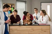 Vivi (Jane Chirwa, M.) ärgert sich über Ihren Patzer im OP. Die jungen Ärzte Ben (Philipp Danne, l.), Theresa (Katharina Nesytowa, 2.v.l.), Elias (Stefan Ruppe, 2.v.r.) und Julia (Mirka Pigulla, r.) stehen ihr bei.