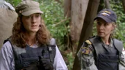 Madelaine Cruise (Renai Caruso, l.) Lieutenant Kate McGregor (Lisa McCune, r.)