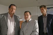 Der Leiter der Seniorenresidenz, Klaus Niebrod (Wolfgang Pregler, m.), steht den Kommissaren Florian Prantl (Andreas Giebel, l.) und Sven Hansen (Igor Jeftic, r.) Rede und Antwort.