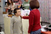 Brick (Atticus Shaffer, l.), Sue und Axl dürfen jeweils mit ihren Eltern Frankie (Patricia Heaton, r.) und Mike an einem Tag einen Ausflug machen. Während Sue ihre Eltern nötigt, 17 verschiedene Dinge mit ihr zu unternehmen, will Axl Paintball spielen und Brick zu einer Sci-Fi-Convention gehen ...
