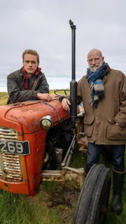 Sam Heughan (l.) und Graham McTavish. Die Verwendung des sendungsbezogenen Materials ist nur mit dem Hinweis und Verlinkung auf TVNOW gestattet.