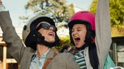 Lucy (Kensington Tallman, r.) und ihre Stiefmutter (Eleonora Facchini, l.) fahren auf einem Roller durch Rom.