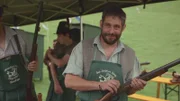 Schießmeister Alois Resch beim Laden eines Vorderladers.