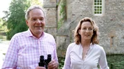 Dorothee und Joachim Kellermann von Schele vor dem Wasserschloss Schelenburg.