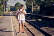 Ernst (Diyar Ilhan) hält es nach der Demütigung auf der Party zuhause nicht mehr aus und will nach Berlin abhauen. Um sich das Ticket leisten zu können, hat er sogar seine Schuhe und seine Hose verkauft.