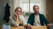 Hilma (Alba August) und Ola (Björn Gustafsson) lassen sich im Gesundheitsamt beraten.