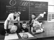 Schulbeginn Ende der 60er Jahre: Kinder einer Grundschulklasse kurz nach der Einschulung bei ersten Schreibübungen.