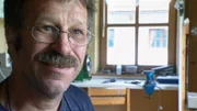 Peter Pfaffinger - in seiner Werkstatt stellt er noch Messer in Handarbeit her.