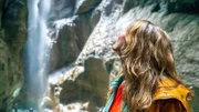 Wunderschön und nützlich zugleich. Jasmina Neudecker erkundet die 700 Meter lange Partnachklamm. Entstanden ist sie durch die Kraft des Wassers, das sich bis zu 80 Meter tief durch die Felsen gegraben hat. Bis in die 1960er Jahre wurde die Kraft des Wassers hier genutzt, um im Frühjahr Holz zu transportieren.