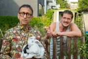 Als in einem Stuttgarter Wohngebiet ein Mann spurlos verschwindet, hoffen die Ermittler zunächst auf sachdienliche Hinweise aus der Nachbarschaft. Dabei stoßen sie auf einen alten Bekannten: Sören Maiwald (David Bredin, r.), ein fragwürdiger Zeitgenosse, der bereits in einem anderen Ermittlungsfall tatverdächtig war. Behält KTU-Leiter Jan Arnaud (Mike Zaka Sommerfeldt, l.) dieses Mal Recht mit seiner Vermutung, dass Maiwalds Weste nicht weiß ist?