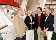 Das Traumschiff - Bali Ein unerwarteter Gast taucht auf: Gerd Anthoff als Bernd Thielen, Rita Russek als Susanne Thielen, Jörg Gudzuhn als Dr. Peter Schmitz, Inka Bause als Inka