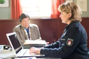 Claudia (Janette Rauch, r.) nimmt die Anzeige auf, die ihr alter Freund Lupo (Udo Thies, l.) gegen einen seiner Mieter erstattet.