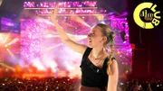 Die gehörgeschädigte Schauspielerin und Influencerin Cindy Klink zeigt, wie sie auf Live-Konzerten die Musik und die Texte für Hörgeschädigte verständlich und erlebbar macht.