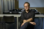 Prof. Dr. Michael Kosfeld (Professor für BWL, bes. Organisation und Management).  Gutmenschen vs. Egoisten? Arm gegen Reich? Macht gegen Moral? Forschungsergebnisse  zeichnen ein anderes Menschenbild: Der Mensch als soziales Wesen, das Werten wie Großzügigkeit und Gerechtigkeit den Vorzug vor schierem Eigennutz gibt. Wir nehmen den Zuschauer mit auf sein ganz persönliches Abenteuer, an dessen Ende er sich selber fragt, wie viel Altruismus wohl in ihm steckt.