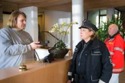 Die Seniorenresidenz "Hafenblick" muss wegen des Fundes einer Fliegerbombe evakuiert werden. Claudia (Janette Rauch, M.) und Tarik sind vor Ort. Altenpfleger Glasau (Oliver Fleischer, l.) ist mit dem Ganzen gerade etwas überfordert.